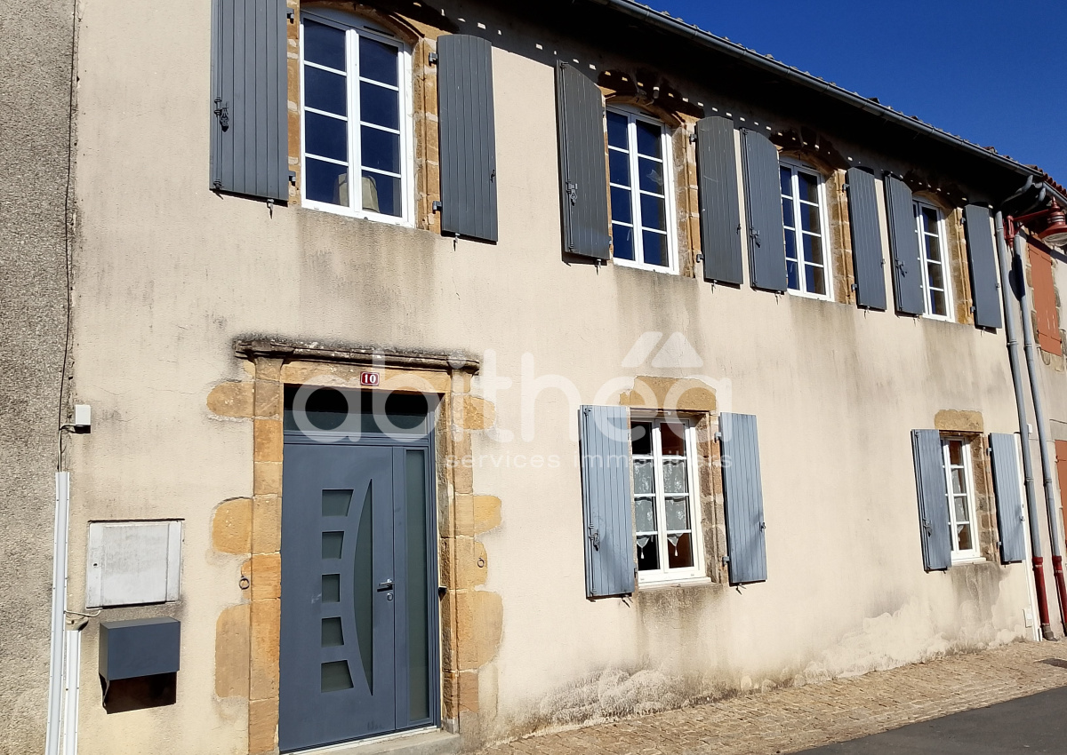 Maison 7 pièces 133 m² · à Confolens · 132,6 m² · 66 000 €