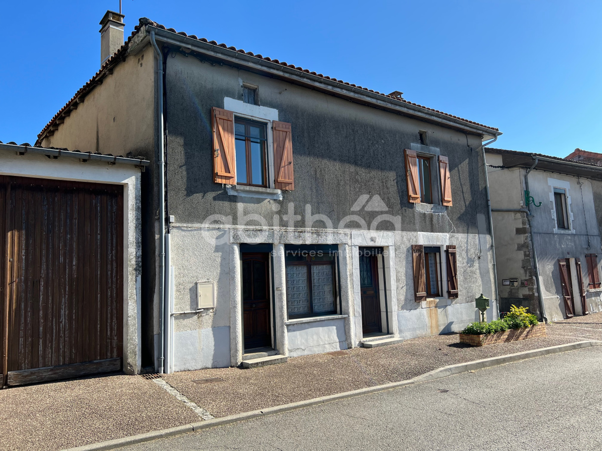 Maison 4 pièces 146 m² · à Terres-de-Haute-Charente · 146 m² · 69 000 €