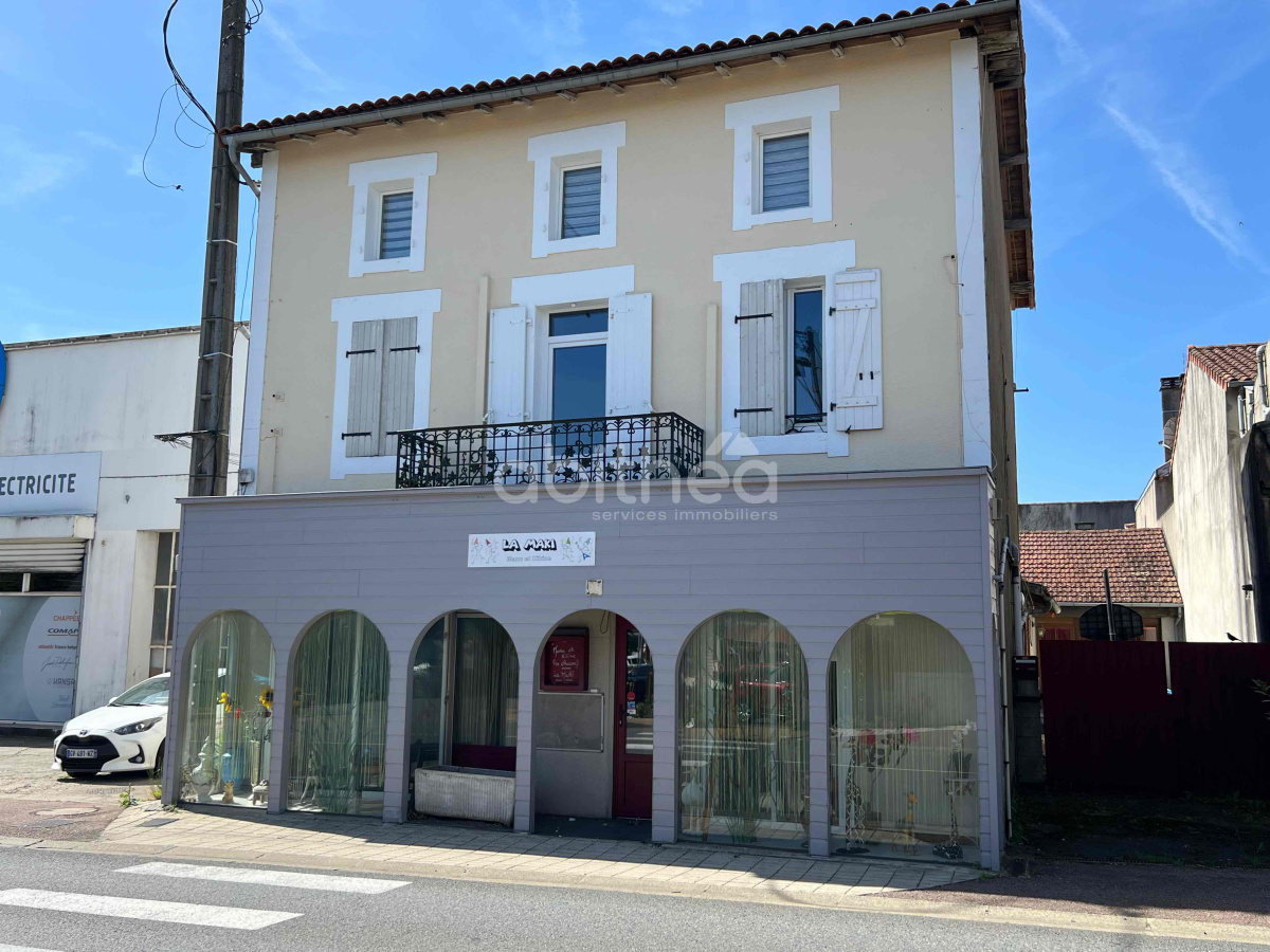 Maison 13 pièces 280 m² · à Roumazières-Loubert · 280 m² · 207 760 €