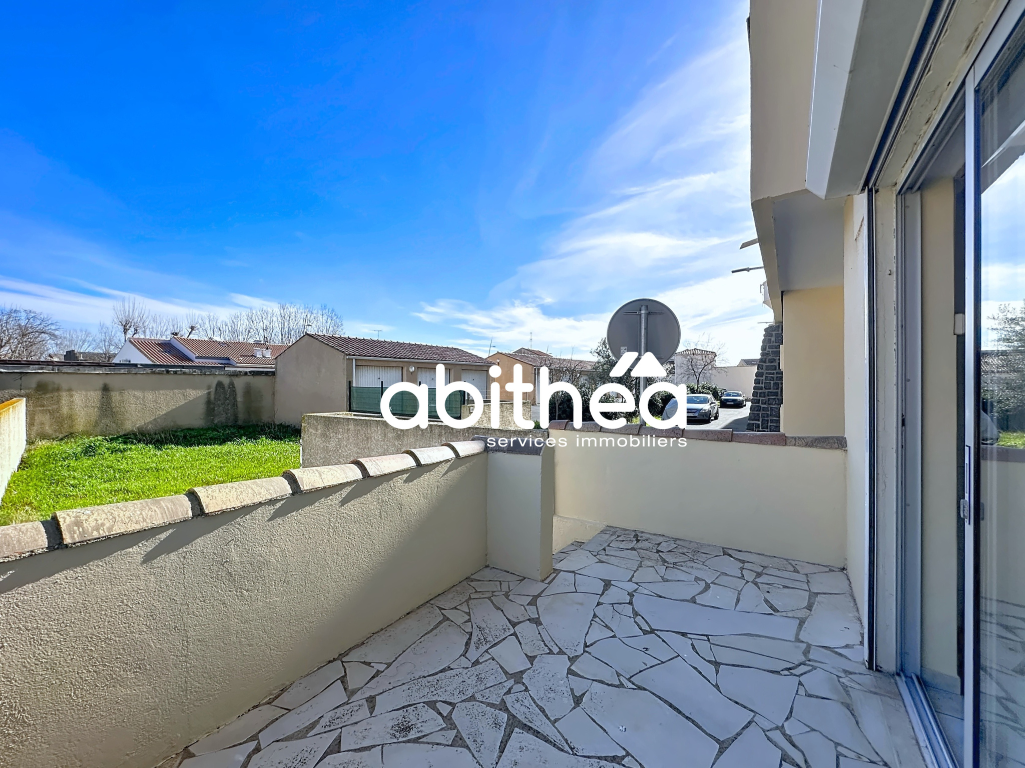 STUDIO EN REZ-DE-CHAUSSÉE AVEC TERRASSE, JARDIN ET PLACE DE PARKING