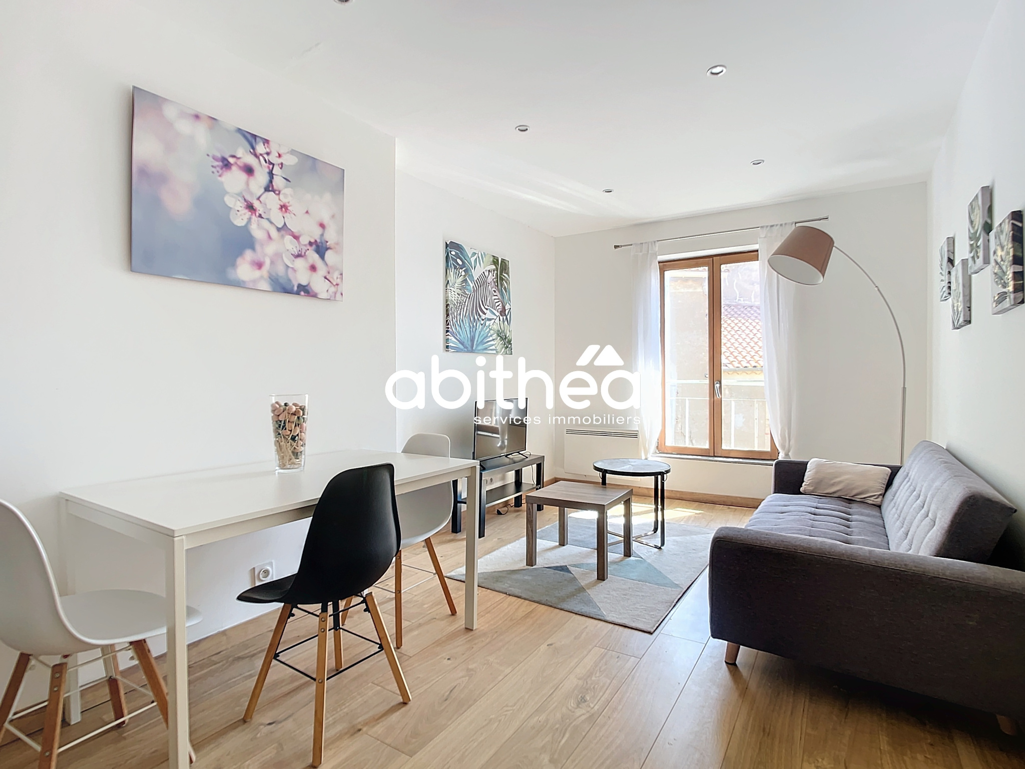 APPARTEMENT T3 + COMBLES - CENTRE HISTORIQUE - MEUBLE